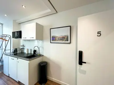 Cuisine ou kitchenette dans l'établissement UrbanFlat 205 - Beautiful Studio in the center of Paris