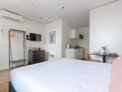 Cuisine ou kitchenette dans l'établissement UrbanFlat 210 - Beautiful Studio in the center of Paris