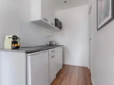 Cuisine ou kitchenette dans l'établissement UrbanFlat 210 - Beautiful Studio in the center of Paris