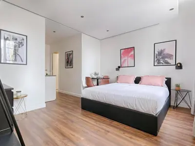 Un ou plusieurs lits dans un hébergement de l'établissement UrbanFlat 210 - Beautiful Studio in the center of Paris