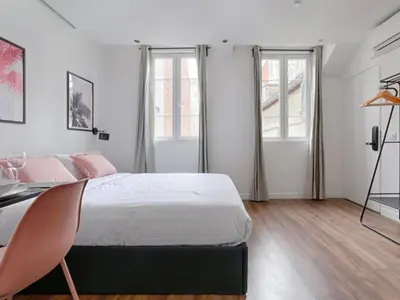 Un ou plusieurs lits dans un hébergement de l'établissement UrbanFlat 210 - Beautiful Studio in the center of Paris