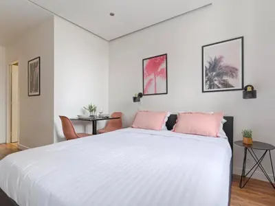 Un ou plusieurs lits dans un hébergement de l'établissement UrbanFlat 210 - Beautiful Studio in the center of Paris