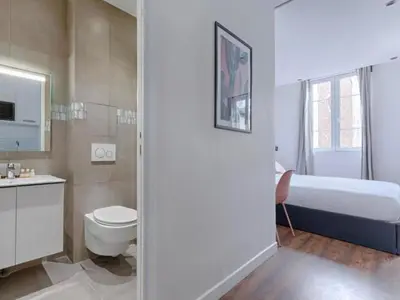 Salle de bains dans l'établissement UrbanFlat 210 - Beautiful Studio in the center of Paris