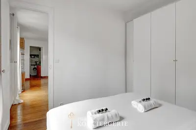 Un ou plusieurs lits dans un hébergement de l'établissement Charmant 2 pieces lumineux au coeur du 11eme