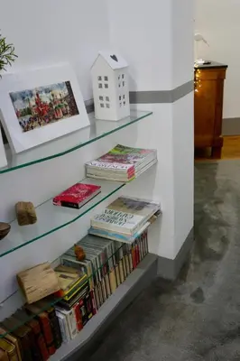 Bibliothèque dans l'appartement