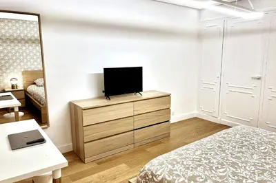 Télévision ou salle de divertissement dans l'établissement Prestigieux ! Avenue Henri Martin ! Tour Eiffel !