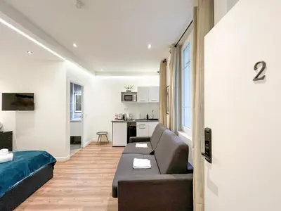 Télévision ou salle de divertissement dans l'établissement UrbanFlat 202 - Beautiful Studio in the center of Paris
