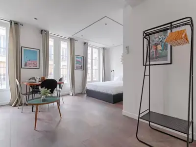 Un ou plusieurs lits dans un hébergement de l'établissement UrbanFlat 203 - Beautiful Studio in the center of Paris