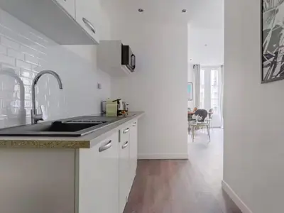 Cuisine ou kitchenette dans l'établissement UrbanFlat 203 - Beautiful Studio in the center of Paris