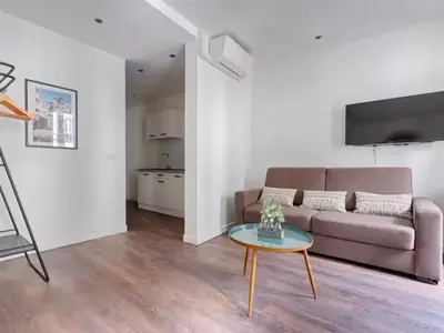 Télévision ou salle de divertissement dans l'établissement UrbanFlat 203 - Beautiful Studio in the center of Paris