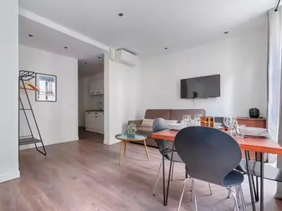 Télévision ou salle de divertissement dans l'établissement UrbanFlat 203 - Beautiful Studio in the center of Paris