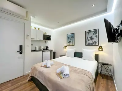 Un ou plusieurs lits dans un hébergement de l'établissement UrbanFlat 204 - Beautiful Studio in the center of Paris