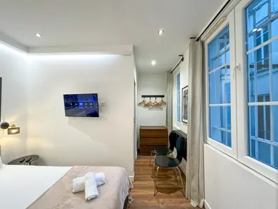 Télévision ou salle de divertissement dans l'établissement UrbanFlat 204 - Beautiful Studio in the center of Paris