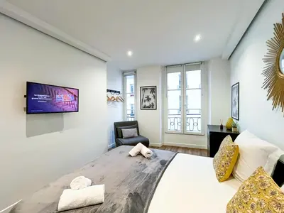 Un ou plusieurs lits dans un hébergement de l'établissement UrbanFlat 206 - Beautiful Studio in the center of Paris