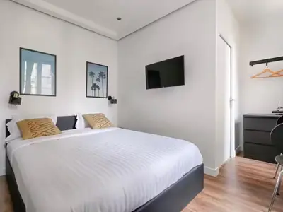 Télévision ou salle de divertissement dans l'établissement UrbanFlat 207 - Beautiful Studio in the center of Paris