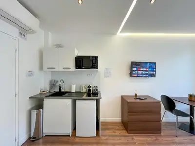 Cuisine ou kitchenette dans l'établissement UrbanFlat 208 - Beautiful Studio in the center of Paris