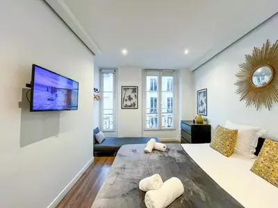 Télévision ou salle de divertissement dans l'établissement UrbanFlat 209 - Beautiful Studio in the center of Paris