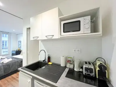 Cuisine ou kitchenette dans l'établissement UrbanFlat 209 - Beautiful Studio in the center of Paris