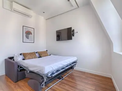 Télévision ou salle de divertissement dans l'établissement UrbanFlat 211 - Large Studio for 4 in the center of Paris