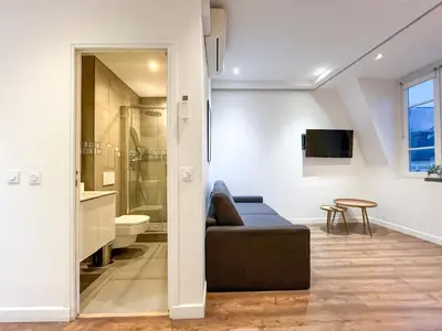 Télévision ou salle de divertissement dans l'établissement UrbanFlat 211 - Large Studio for 4 in the center of Paris