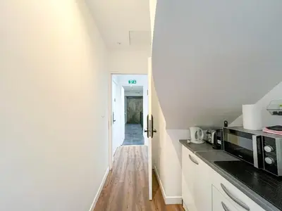 Cuisine ou kitchenette dans l'établissement UrbanFlat 211 - Large Studio for 4 in the center of Paris