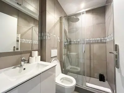 Salle de bains dans l'établissement UrbanFlat 211 - Large Studio for 4 in the center of Paris
