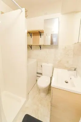 Salle de bains dans l'établissement Bright Studio with Stunning Open View Paris 16, Dauphine University