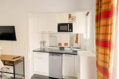 Cuisine ou kitchenette dans l'établissement Bright Studio with Stunning Open View Paris 16, Dauphine University