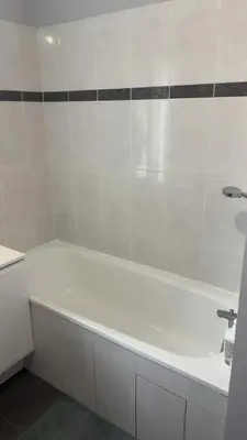 Salle de bains dans l'établissement Appartement confortable à Saint-Denis - 70 m² avec balcon