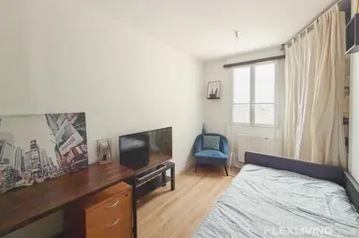 Télévision ou salle de divertissement dans l'établissement Mignon studio dans Paris 18ème