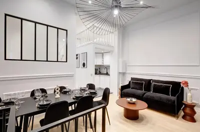Coin salon dans l'établissement Duplex Prestige avec Billard et Baignoire