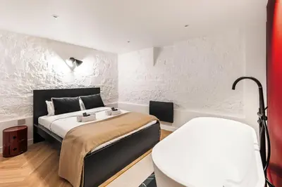 Un ou plusieurs lits dans un hébergement de l'établissement Duplex Prestige avec Billard et Baignoire