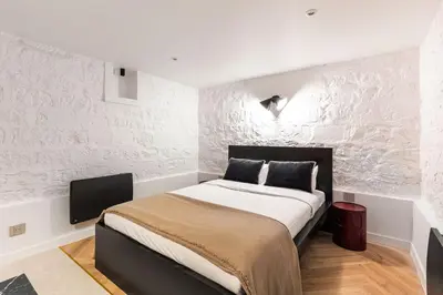 Un ou plusieurs lits dans un hébergement de l'établissement Duplex Prestige avec Billard et Baignoire
