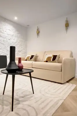 Coin salon dans l'établissement Duplex Prestige avec Billard et Baignoire