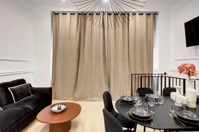 Coin salon dans l'établissement Duplex Prestige avec Billard et Baignoire