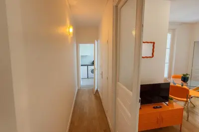 Télévision ou salle de divertissement dans l'établissement Paris 18 - Sejour Cosy 2 Pieces Proche Metro