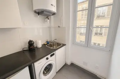 Cuisine ou kitchenette dans l'établissement Paris 18 - Sejour Cosy 2 Pieces Proche Metro
