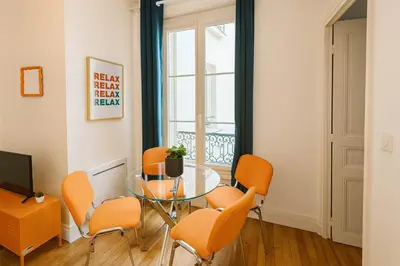 Coin salon dans l'établissement Paris 18 - Sejour Cosy 2 Pieces Proche Metro