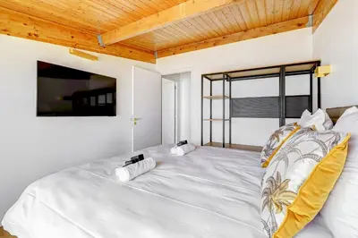 Un ou plusieurs lits dans un hébergement de l'établissement Charming Duplex Apartment with AC near Picpus