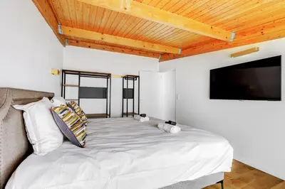 Télévision ou salle de divertissement dans l'établissement Charming Duplex Apartment with AC near Picpus