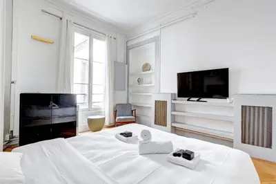 Télévision ou salle de divertissement dans l'établissement Prestige Parisien Avenue des Champs-Elysees