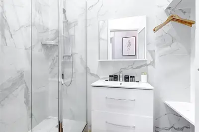 Salle de bains dans l'établissement Prestige Parisien Avenue des Champs-Elysees