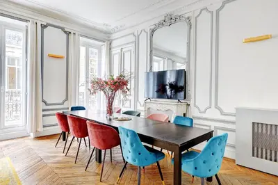 Télévision ou salle de divertissement dans l'établissement Prestige Parisien Avenue des Champs-Elysees