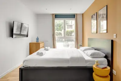 Un ou plusieurs lits dans un hébergement de l'établissement Large 4-Bedroom Home by Buttes Chaumont - 12 Guests