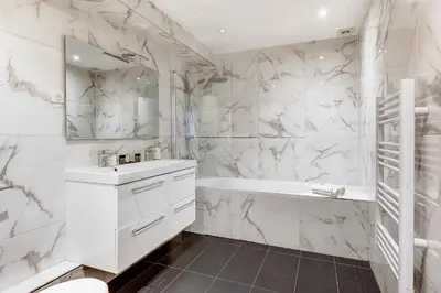Salle de bains dans l'établissement Large 4-Bedroom Home by Buttes Chaumont - 12 Guests