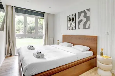 Un ou plusieurs lits dans un hébergement de l'établissement Large 4-Bedroom Home by Buttes Chaumont - 12 Guests