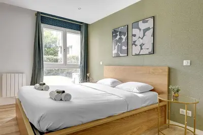 Un ou plusieurs lits dans un hébergement de l'établissement Large 4-Bedroom Home by Buttes Chaumont - 12 Guests