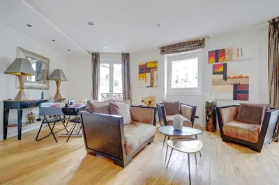 Coin salon dans l'établissement Bright Spacious 2P – Eiffel Tower Auteuil