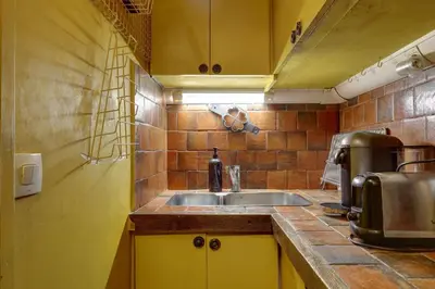 Cuisine ou kitchenette dans l'établissement TBS 102 - Parisian House with Private Garden