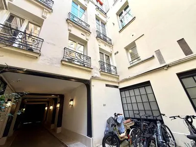 Vélo sur le terrain de l'établissement Saint Honore 2P bail mobilité ou dans les environs